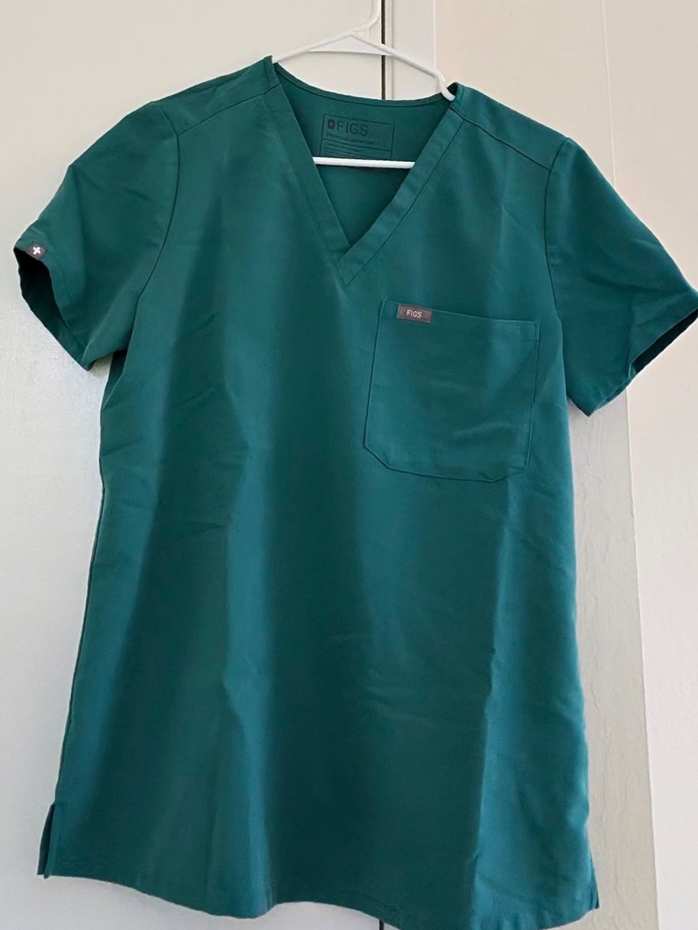 FIGS women’s teal Green V-Neck Short Sleeve Scrub Top